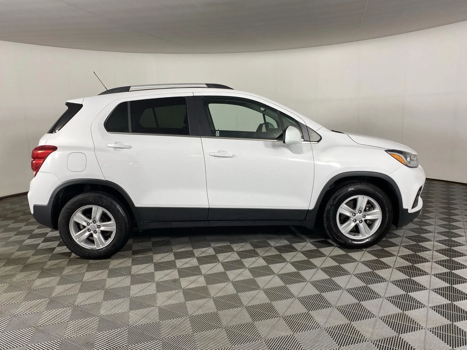 Used 2019 Summit White Chevrolet LT image 17
