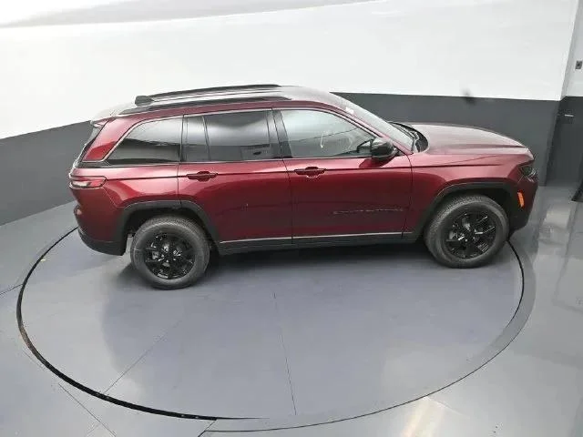 New 2026 Velvet Red Pearl-Coat Exterior Paint Jeep Laredo image 17