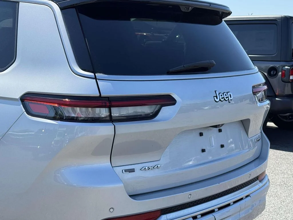 Used 2022 Silver Jeep Summit image 11