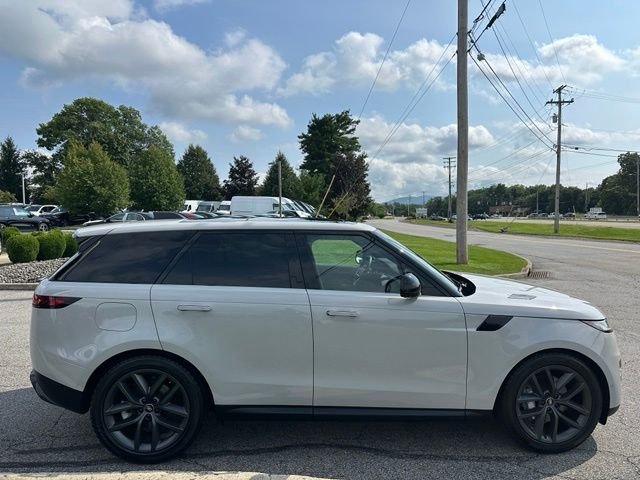 Used 2024 White Land Rover SE image 5