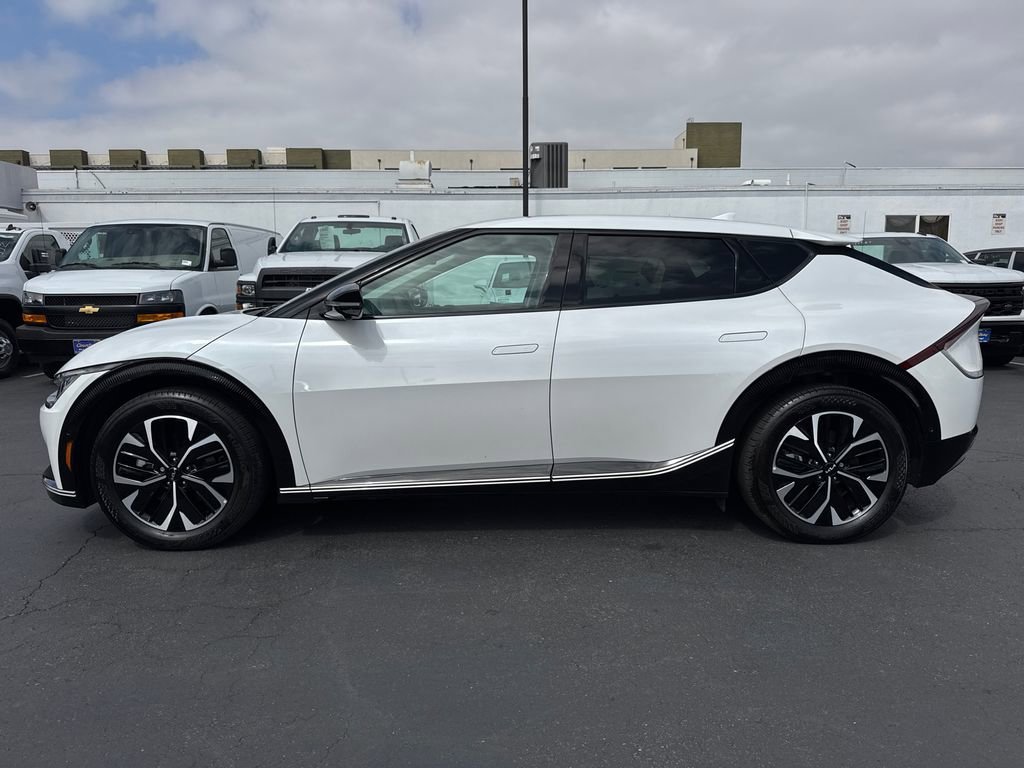 Used 2023 White Kia Wind image 7