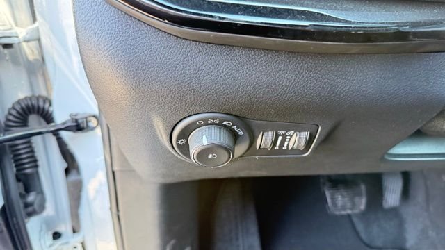 New 2026 Bright White Clearcoat Jeep Latitude image 16