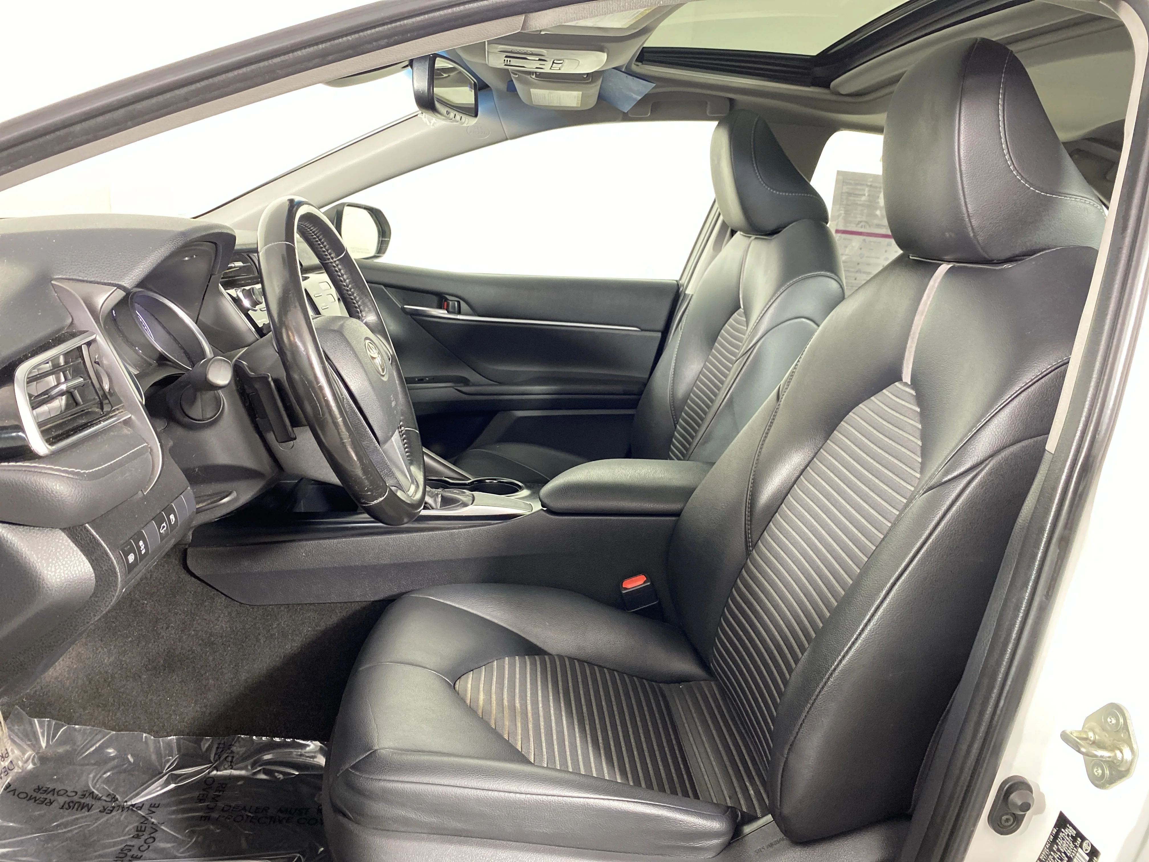 Used 2018 Super White Toyota SE image 15