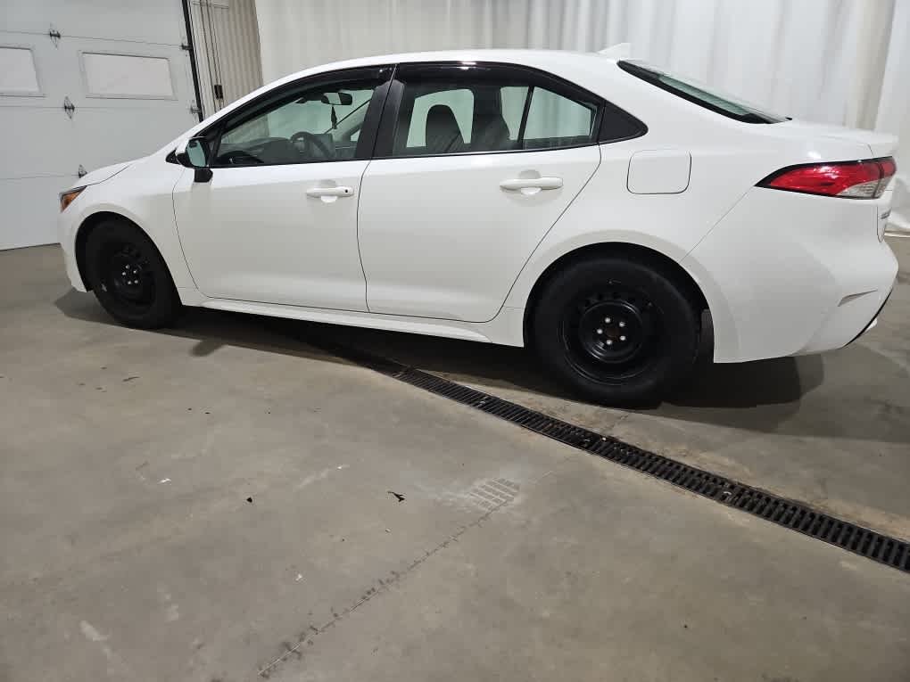 Used 2022 White Toyota LE image 3