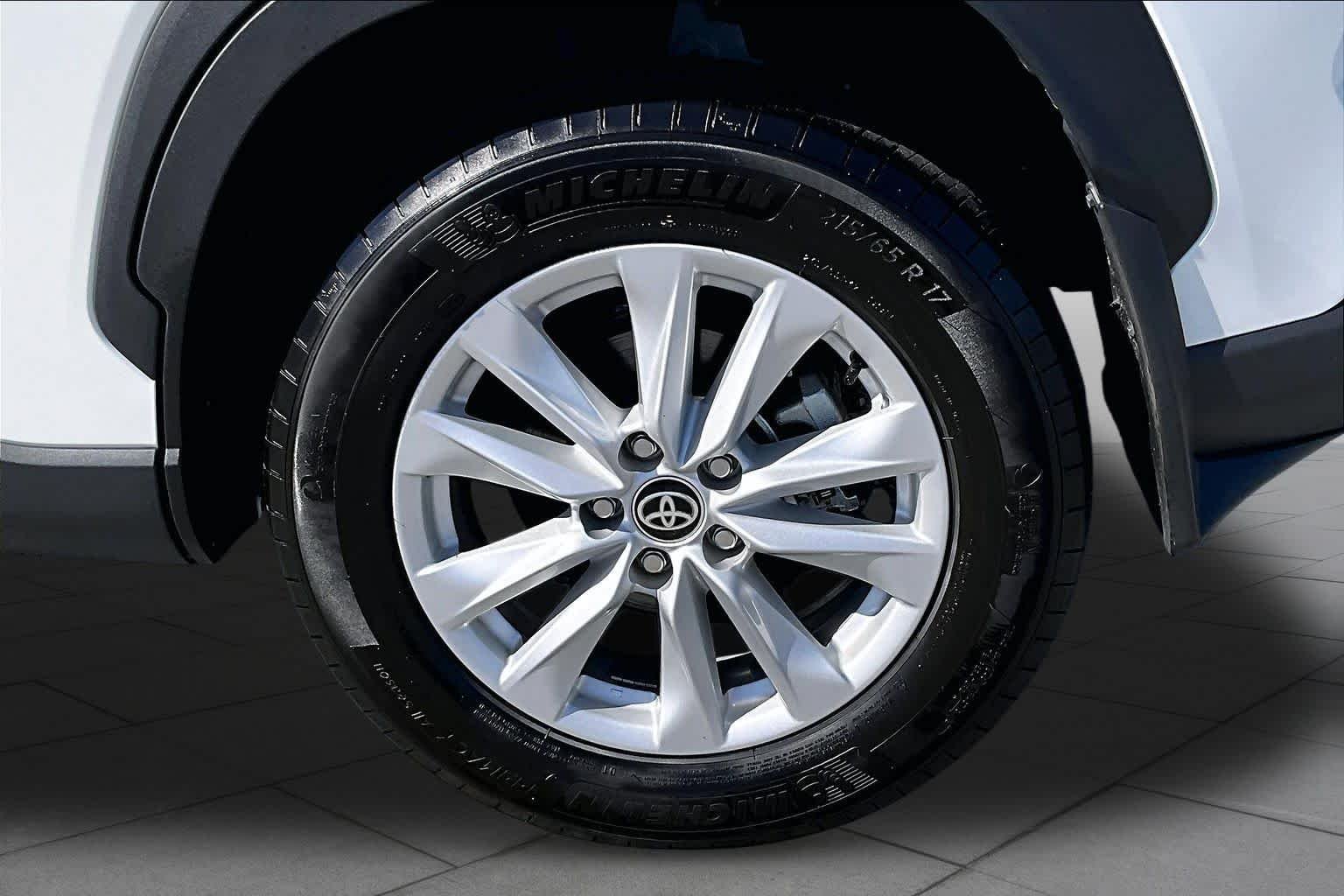 Used 2024 Wind Chill Pearl Toyota LE image 11
