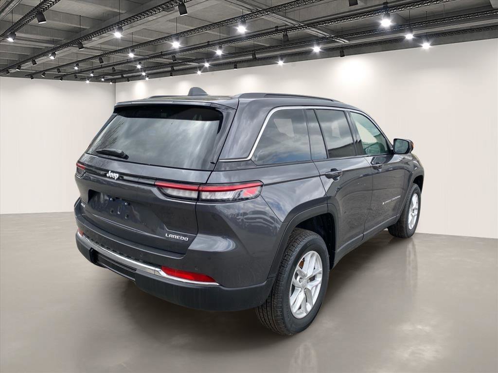New 2026 Baltic Gray Metallic Clear-Coat Exterior Paint Jeep Laredo X image 4