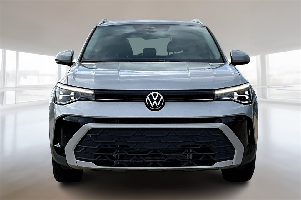 2025 Volkswagen Taos SE photo 3