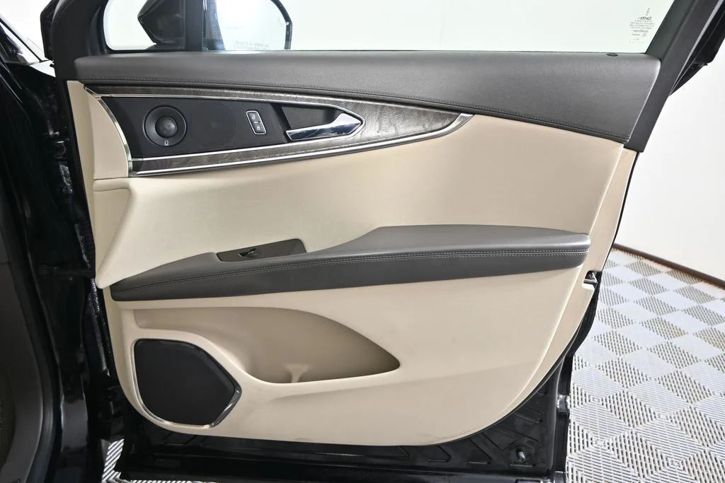 Used 2016 Black Lincoln Reserve image 12