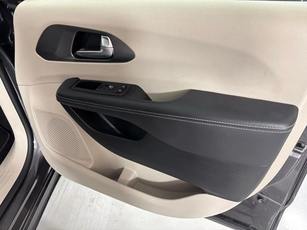 Used 2023 Gray Chrysler Touring L image 18