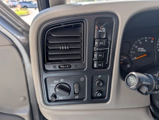 Used 2006 Gray Chevrolet LT image 16