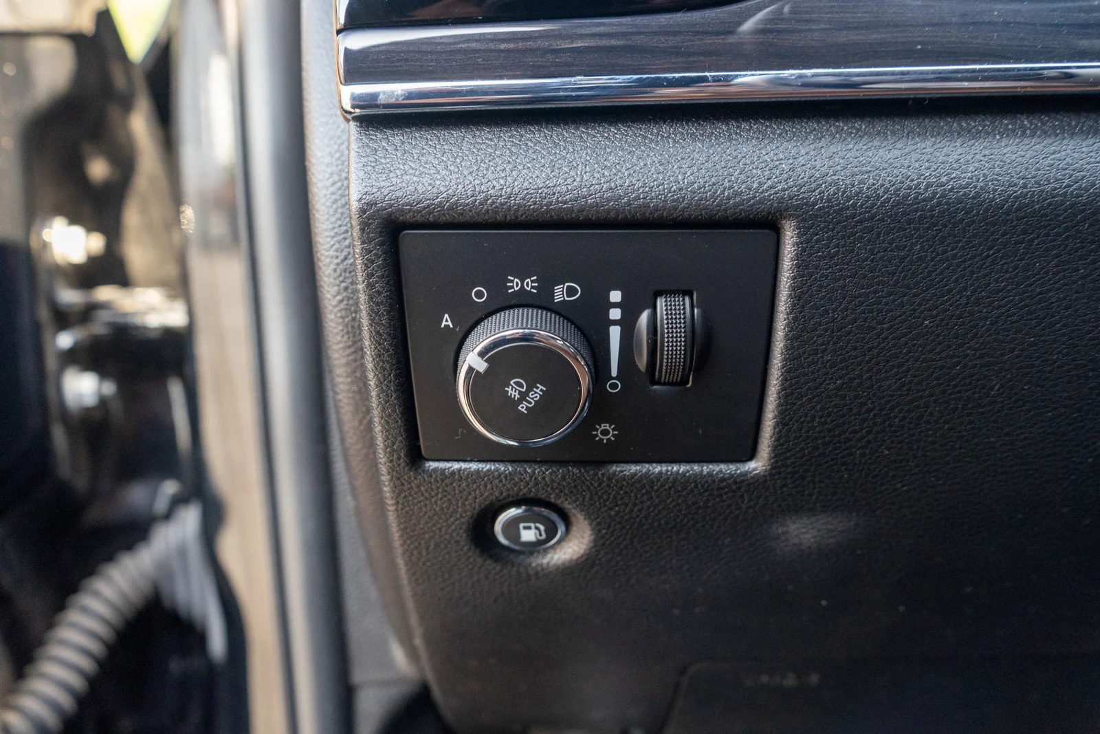 Used 2020 Diamond Black Crystal Pearlcoat Jeep Overland image 17