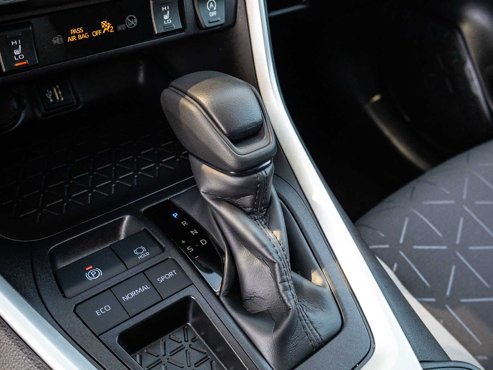 2025 Toyota RAV4 XLE - Photo 23