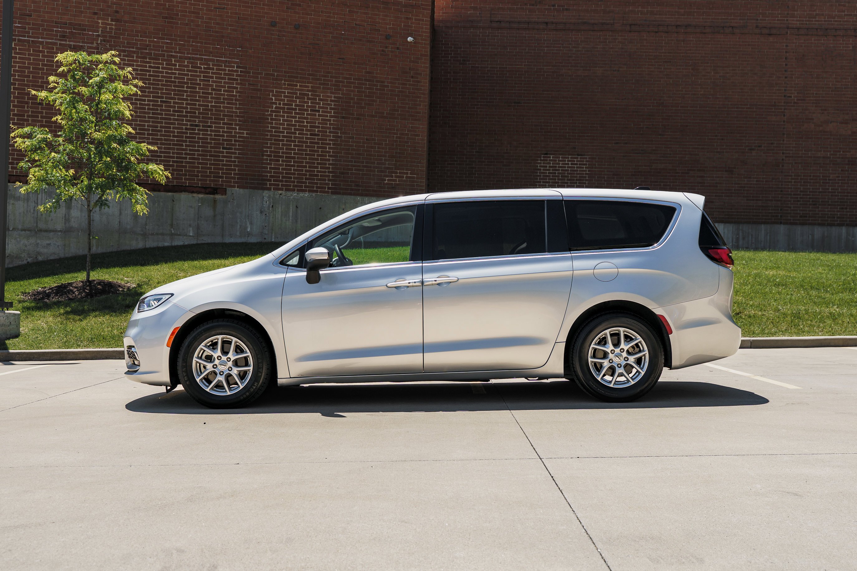 Used 2023 Silver Mist Clearcoat Chrysler Touring L image 6