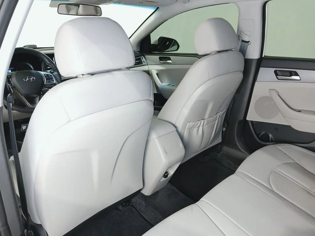 Used 2018 White Hyundai SE image 13