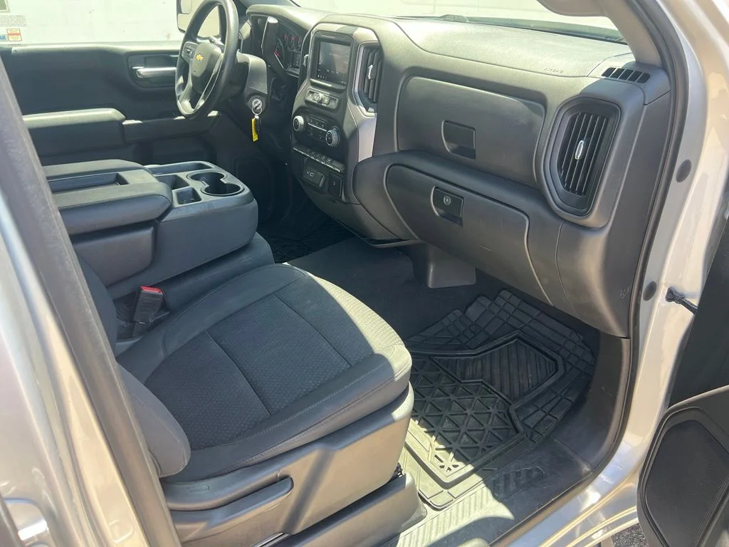 Used 2022 Silver Ice Metallic Chevrolet Custom image 25
