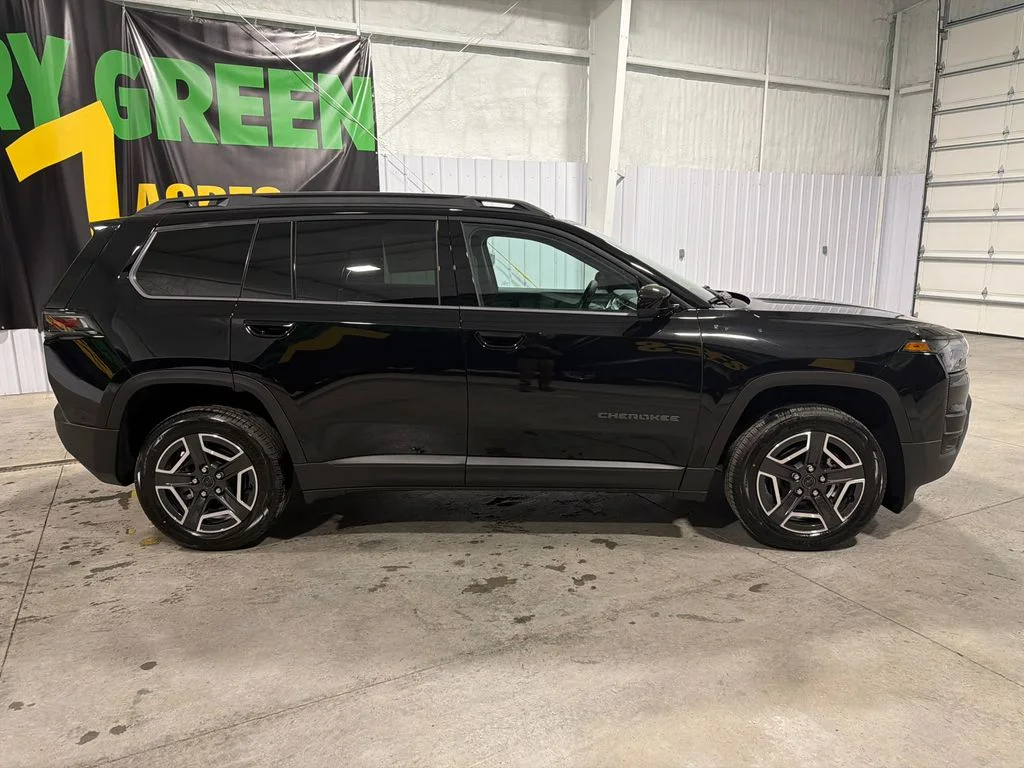 New 2026 Diamond Black Crystal Pearl-Coat Exterior Paint Jeep Laredo image 4