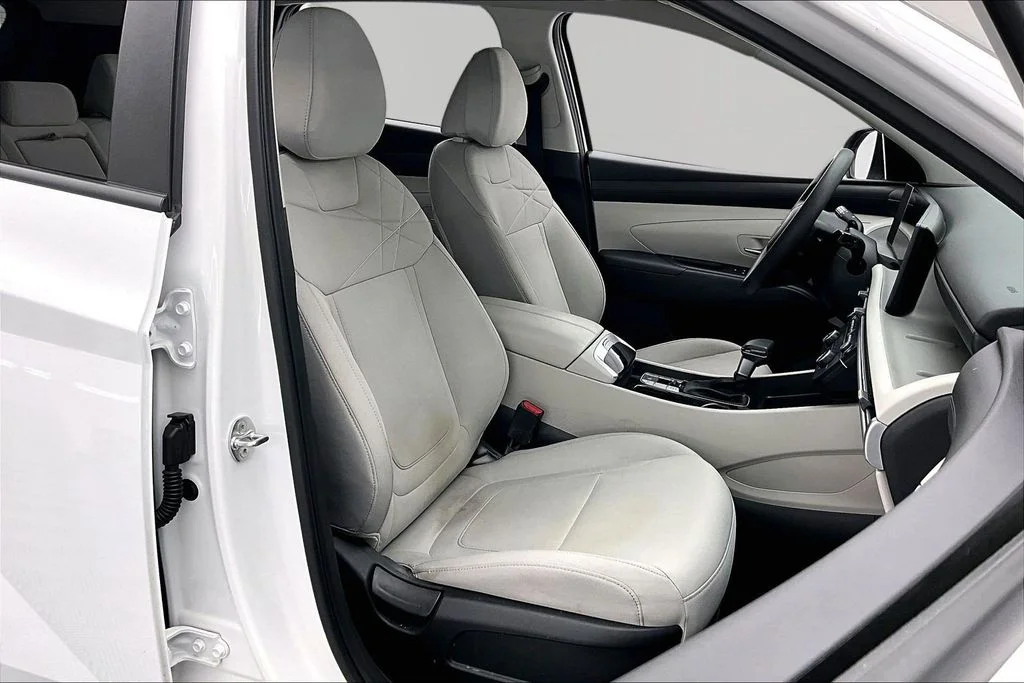 Certified Used 2025 White Pearl Hyundai SE image 7