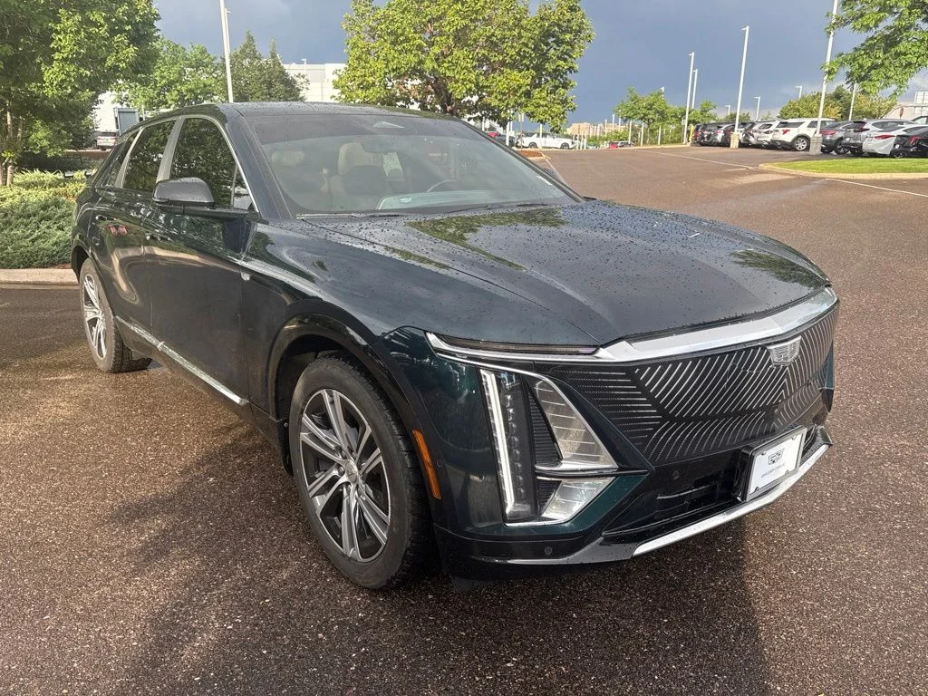 Used 2024 Emerald Cadillac Luxury image 7