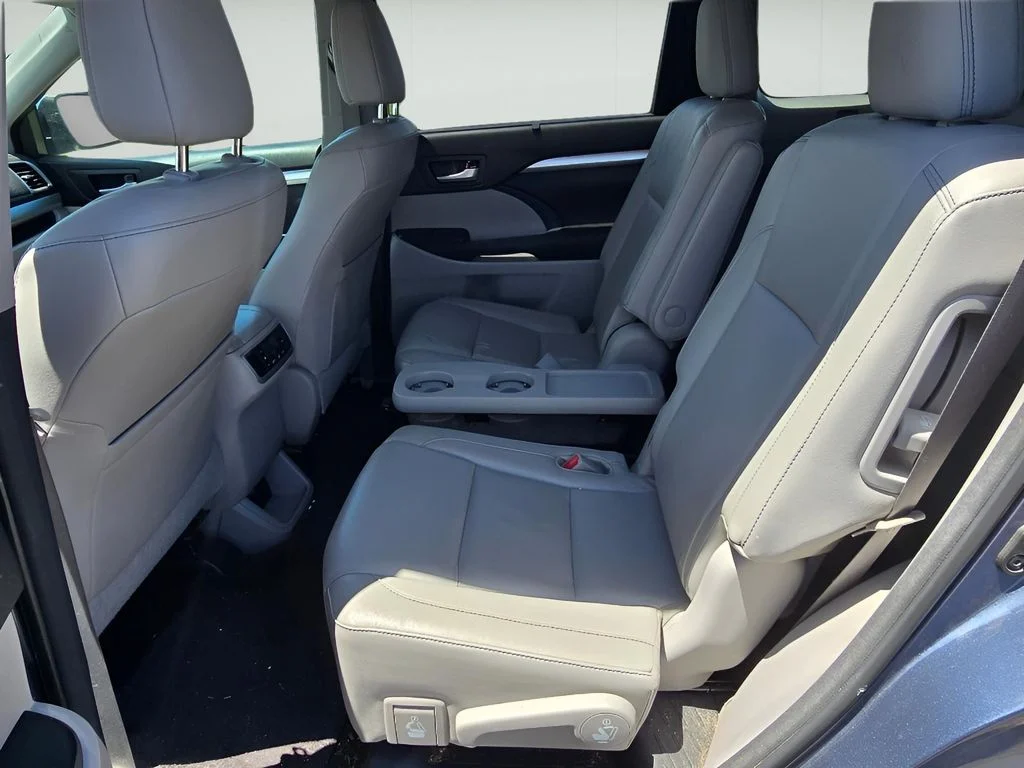 Used 2014 Shoreline Blue Pearl Toyota XLE image 12
