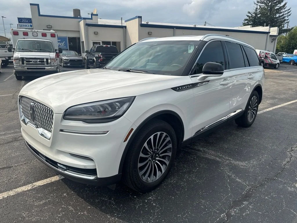 Used 2023 White Metallic Lincoln Standard image 8