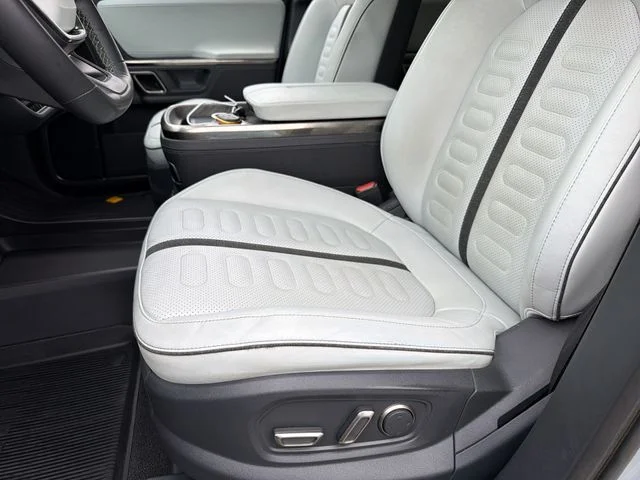 Used 2022  Rivian Adventure image 22