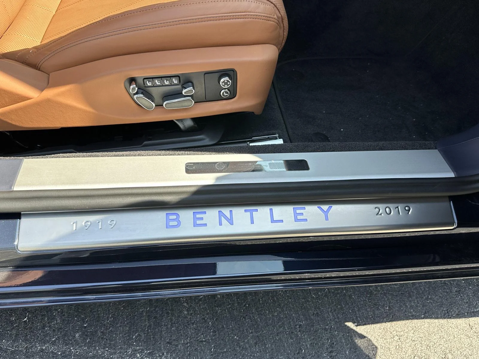 Certified Used 2020 Dark Sapphire BENTLEY  image 16