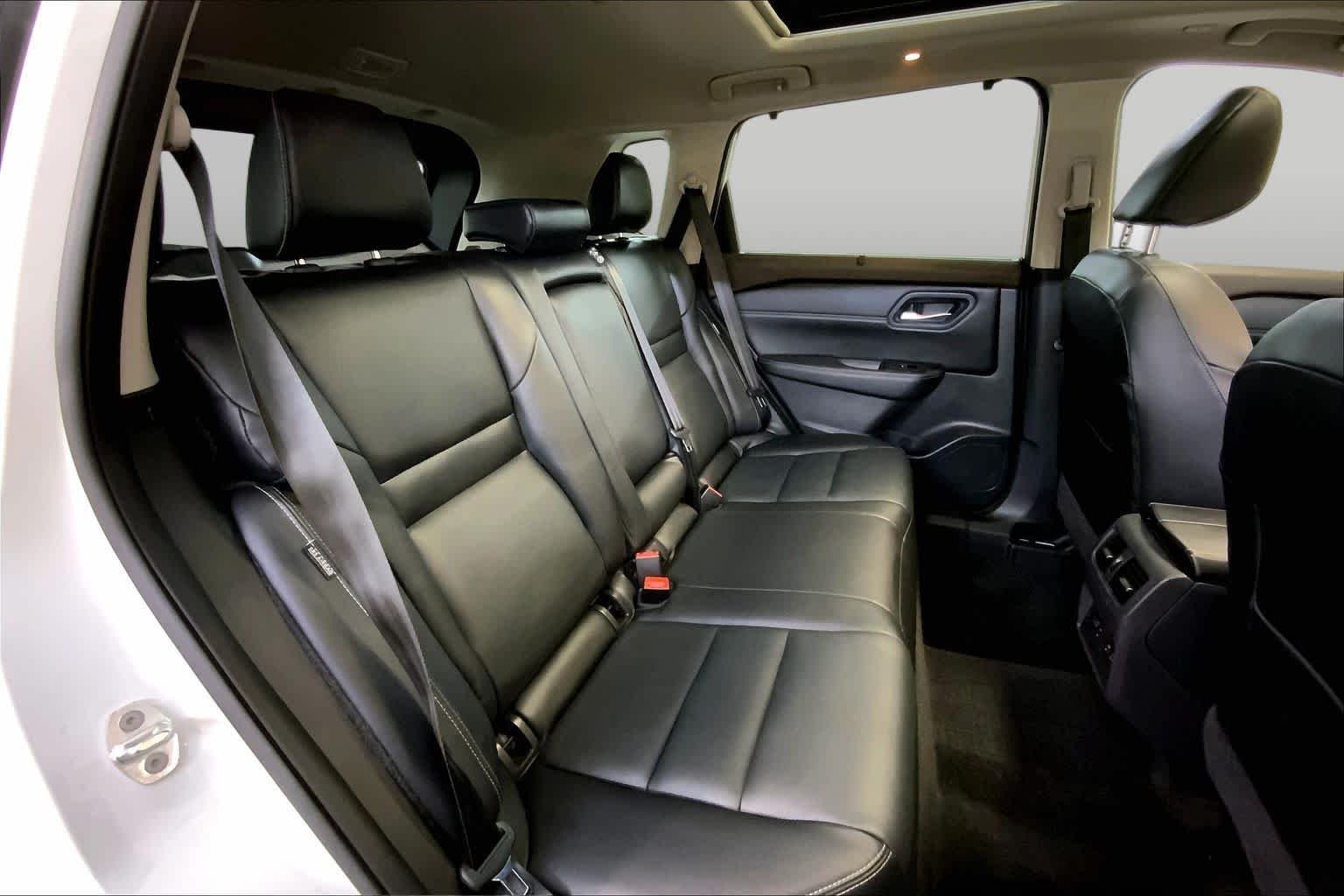 Used 2022 Pearl White Tricoat Nissan SL image 19