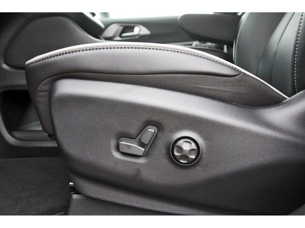 New 2027 Diamond Black Crystal Pearl-Coat Exterior Paint Chrysler Limited image 18