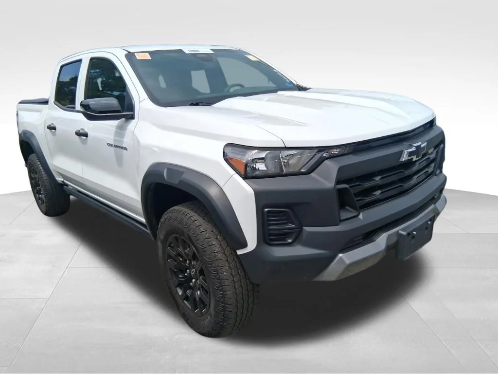 Used 2024 White Chevrolet Trail Boss image 2
