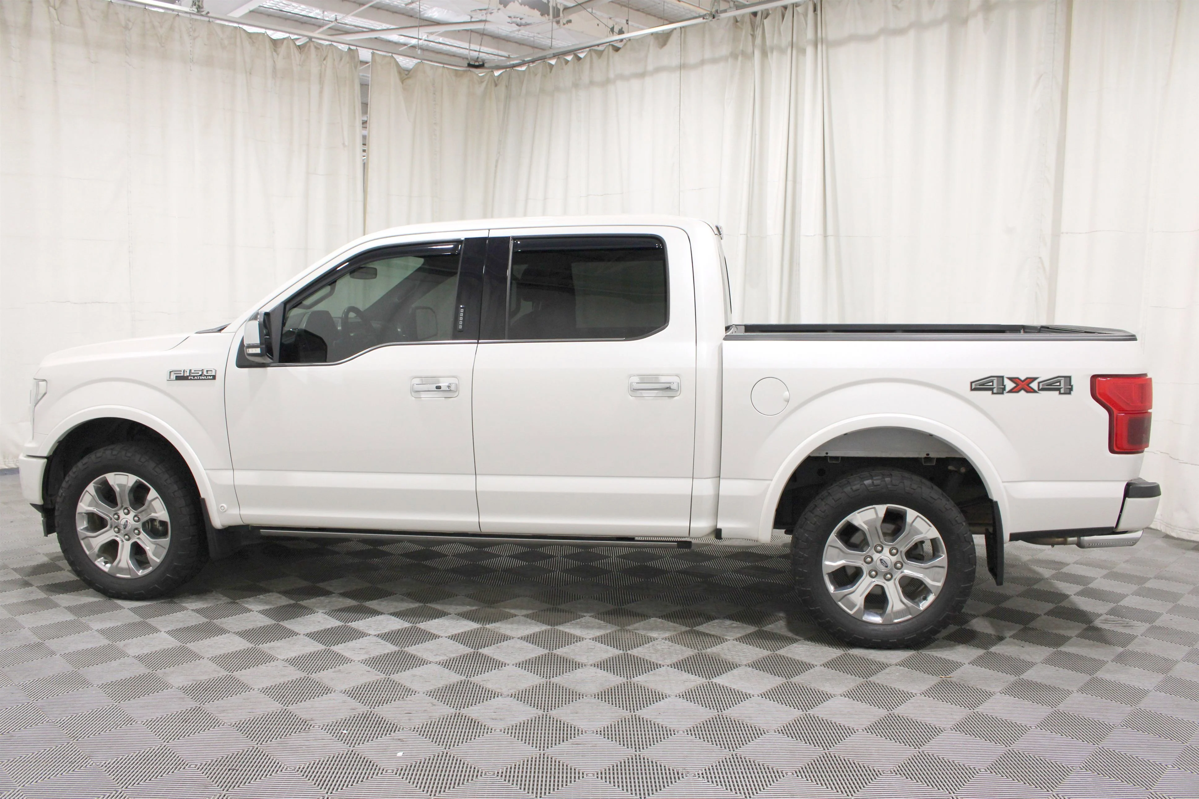 Used 2019 White Platinum Metallic Tri-Coat Ford Platinum image 31