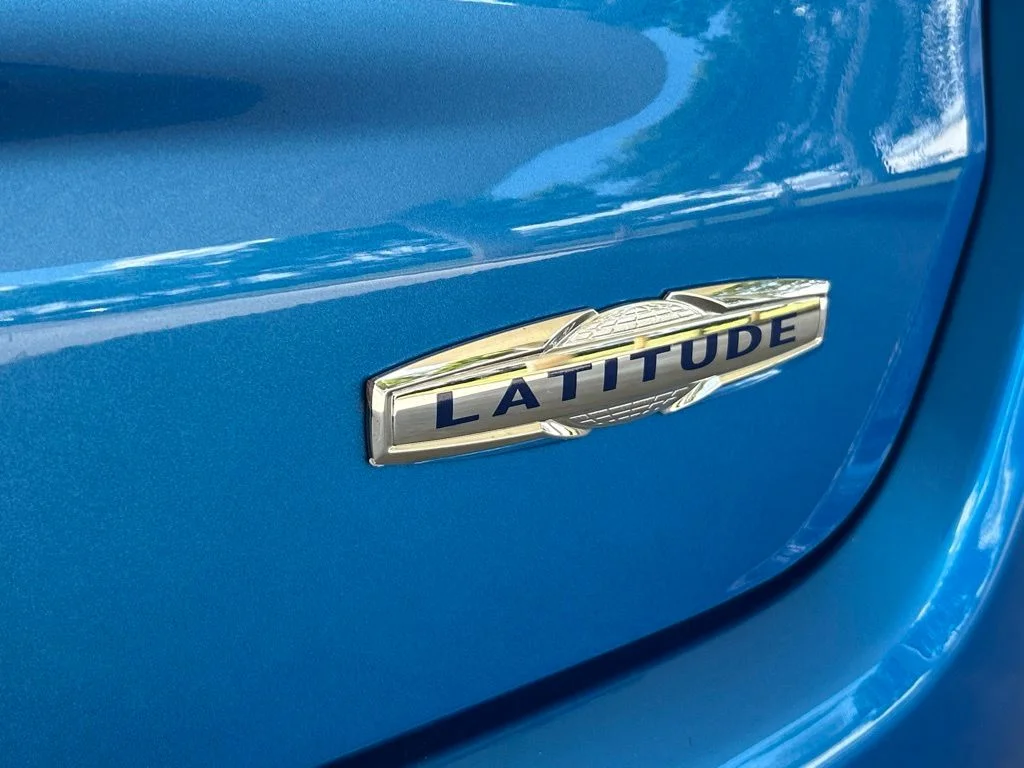Used 2025 Blue Jeep Latitude image 20