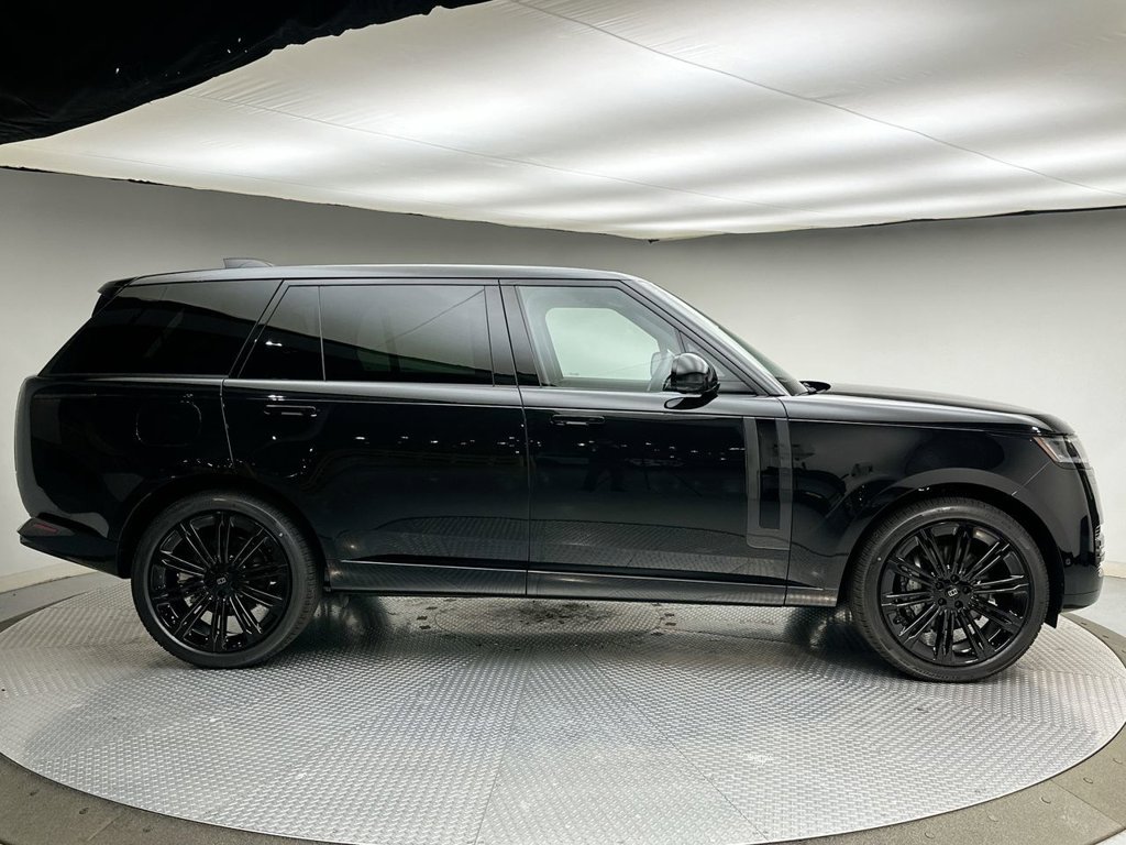 New 2027 Santorini Black Land Rover SE image 4