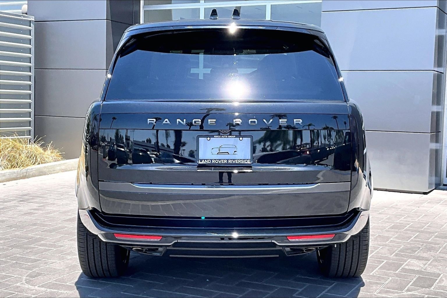 New 2026 Santorini Black LAND ROVER SE LWB 7-Seats / V8 image 4