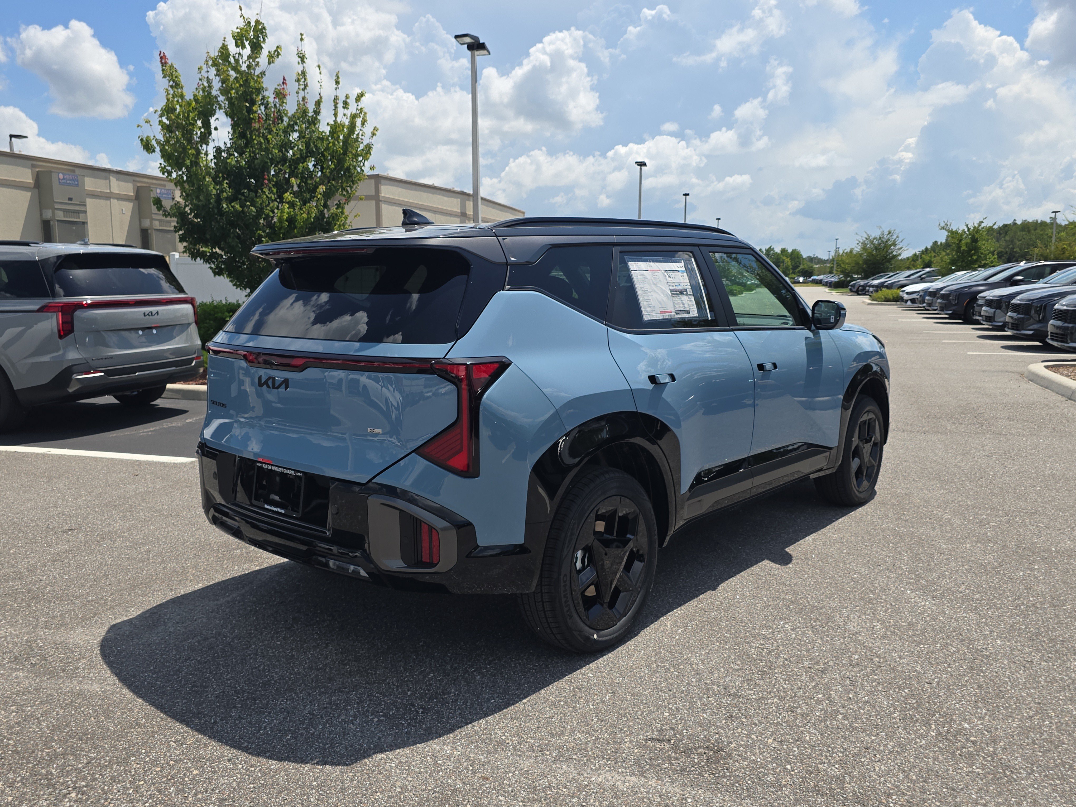 New 2027 Frost Blue / Black Roof Kia X-Line S image 8