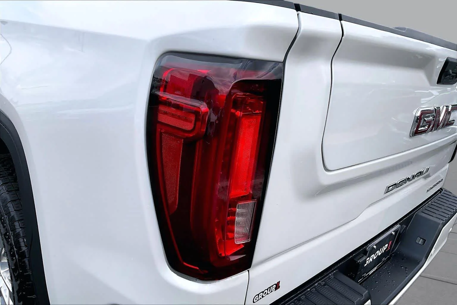Used 2023 White Frost Tricoat GMC Denali image 29