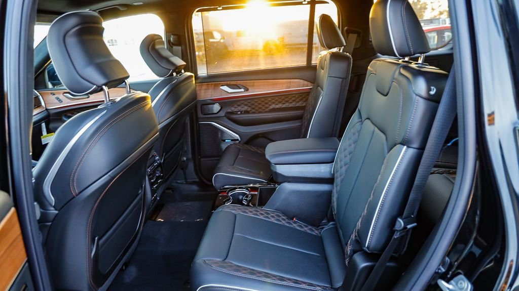 New 2026 Diamond Black Crystal Pearlcoat Jeep Summit image 22