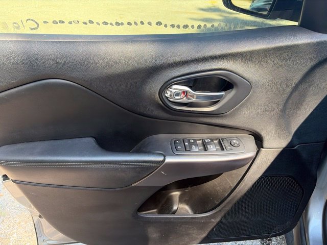 Used 2019 Silver Jeep Latitude Plus image 27