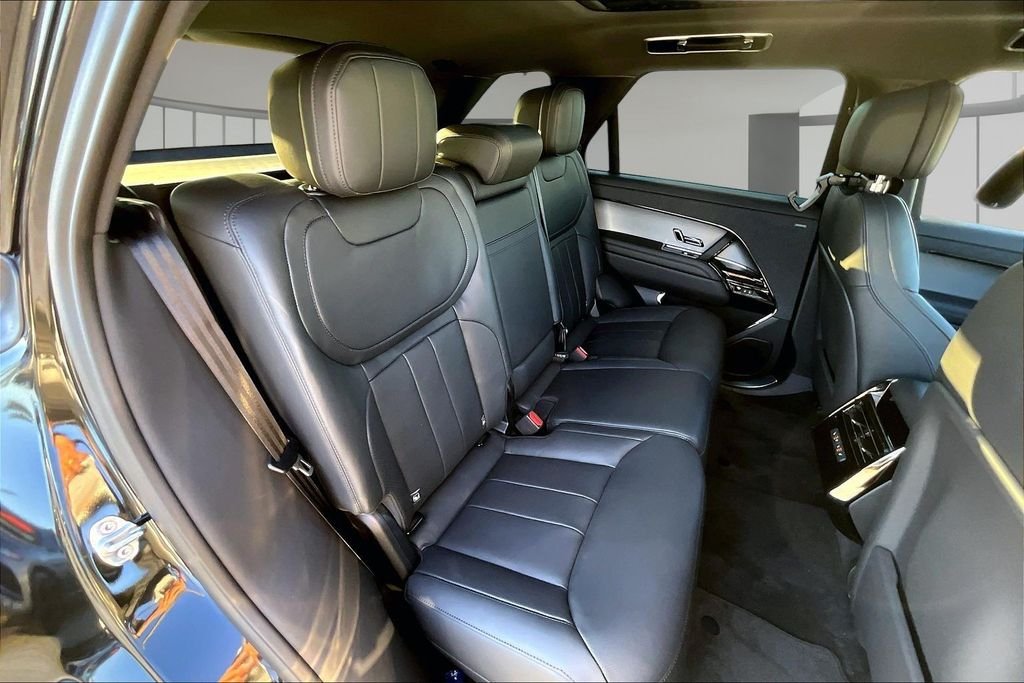 New 2026 SANTORINI BLACK Land Rover SE image 10