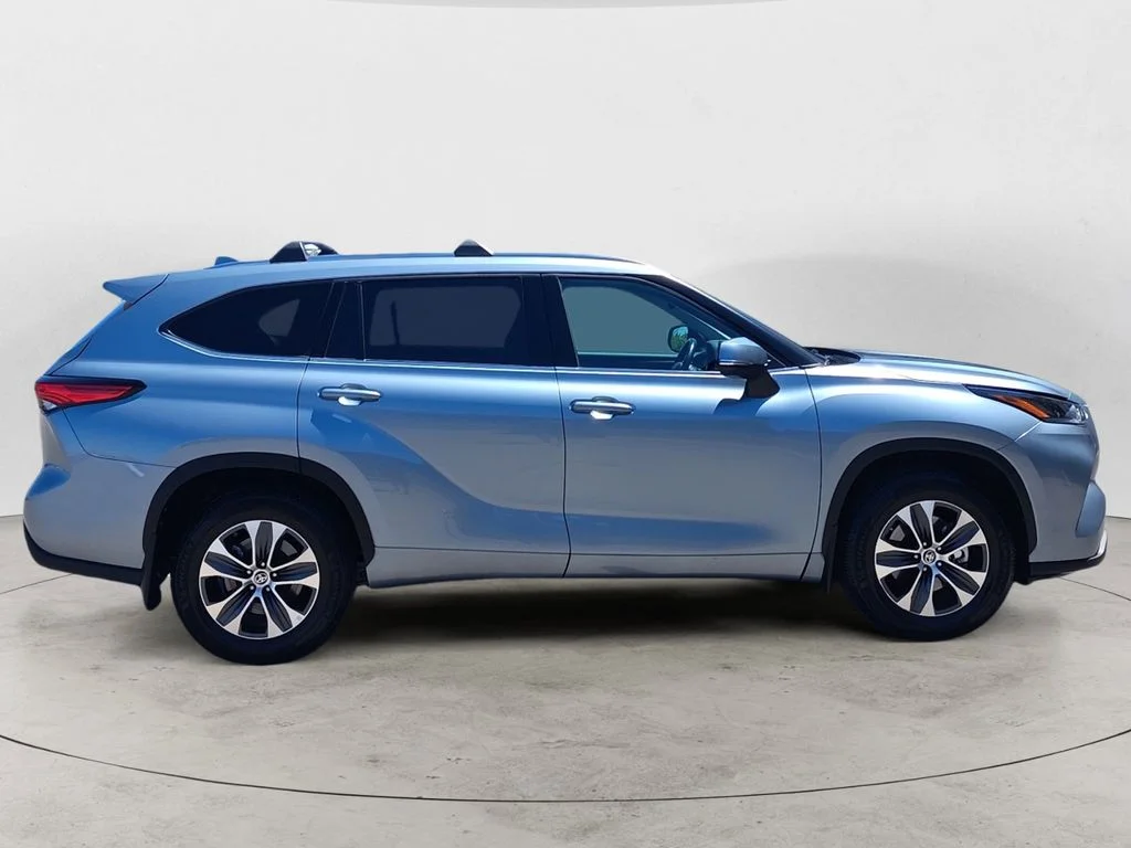 Used 2021 Gray Toyota XLE image 6