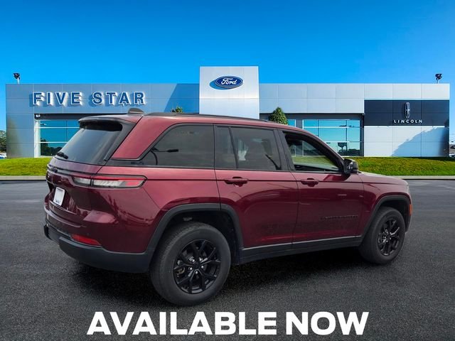 Used 2025 Velvet Jeep Altitude image 8