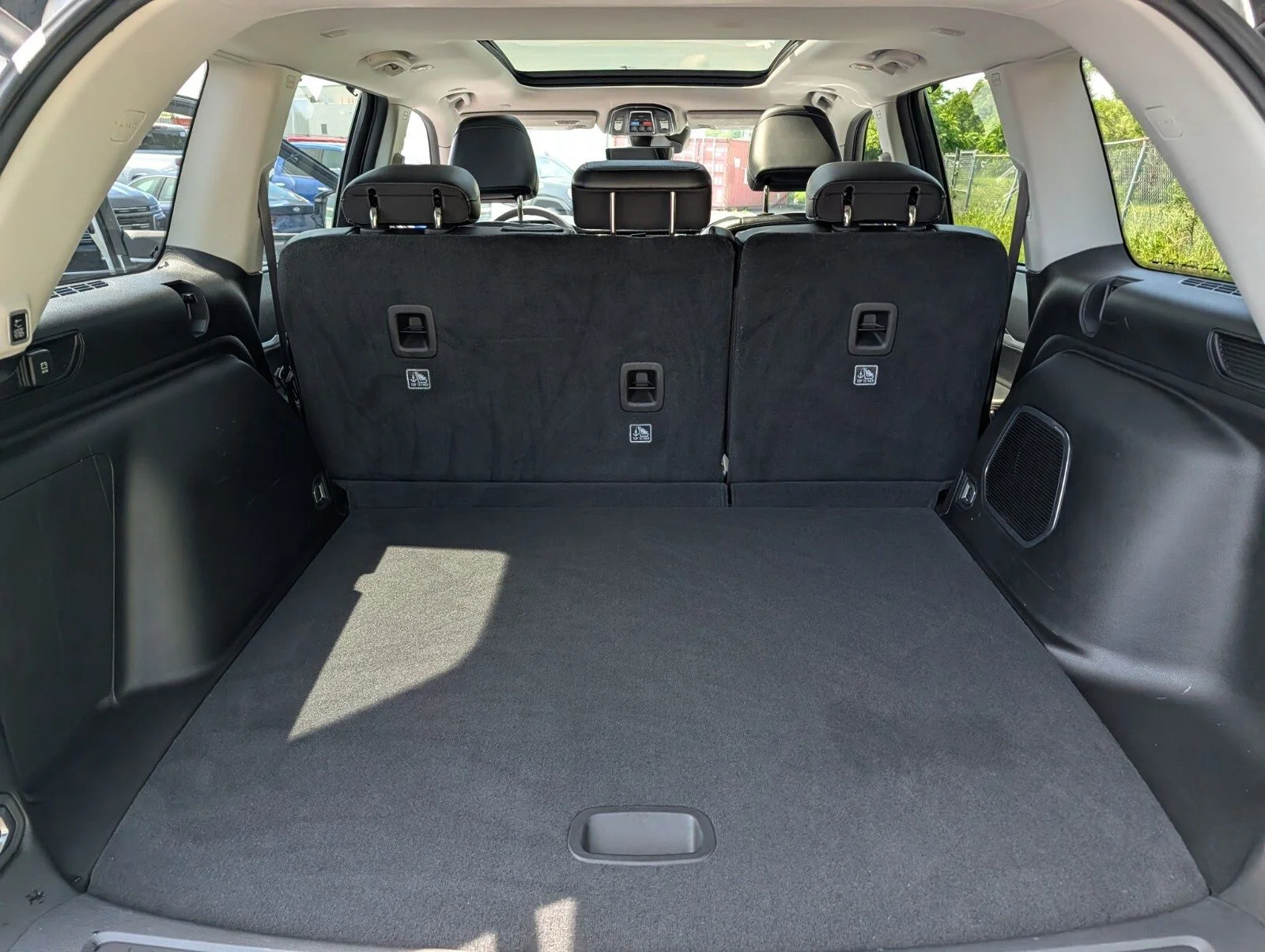 Used 2022 White Jeep 4xe image 25