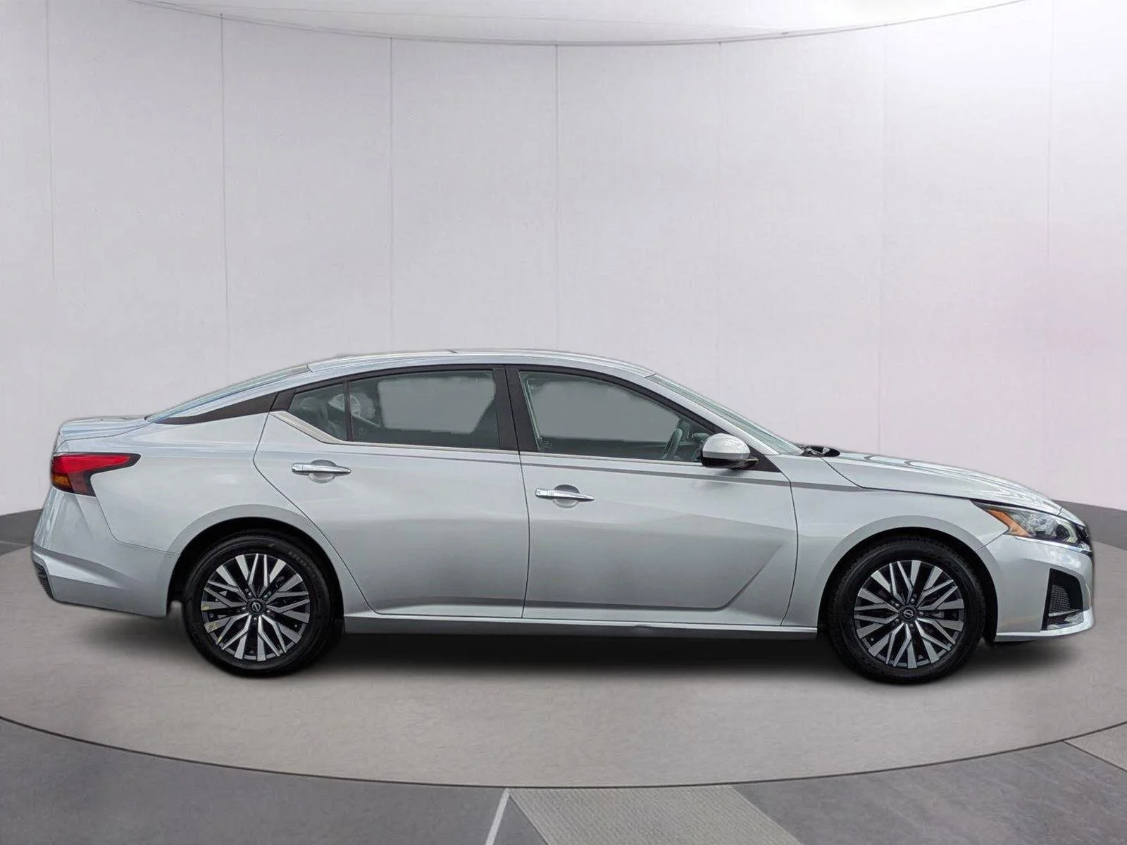 Used 2023 Brilliant Silver Metallic Nissan 2.5 SV image 4