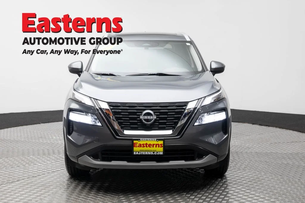 Used 2023 Gray Nissan SV image 2