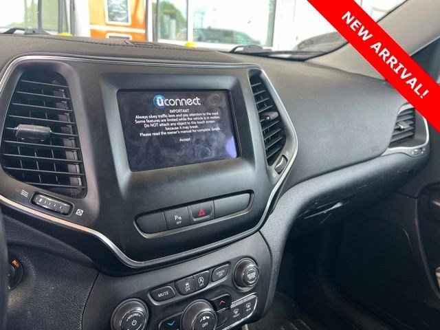 Used 2019 Bright White Clearcoat Jeep Latitude Plus image 8