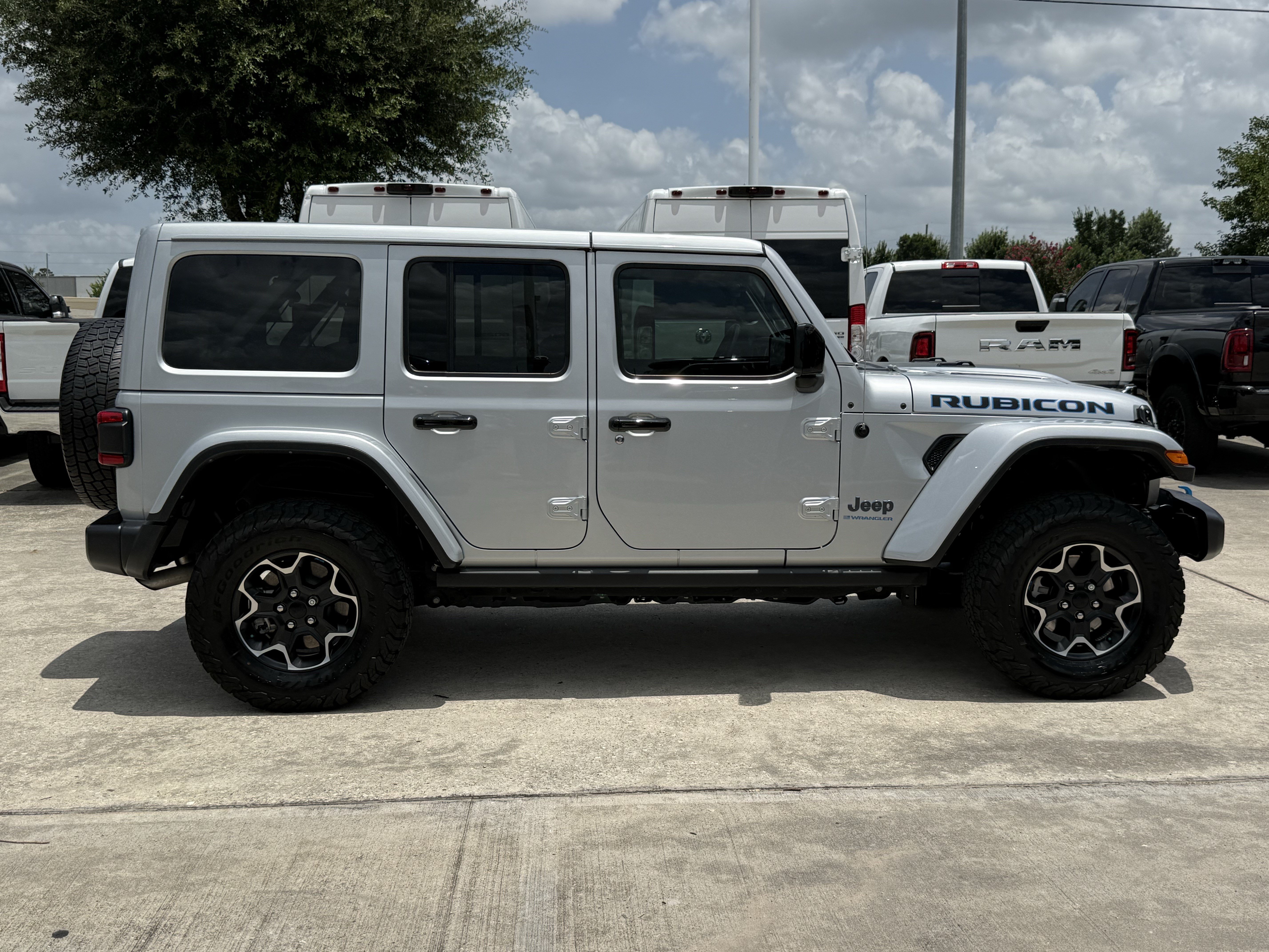 Used 2023 Silver Zynith Clearcoat Jeep  image 3