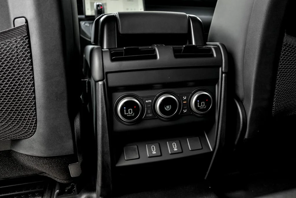 New 2026 Woolstone Green Land Rover X-Dynamic SE image 18
