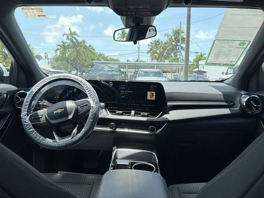 Used 2025 White Chevrolet LT image 10