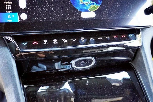 New 2026 Diamond Black Crystal Pearl-Coat Exterior Paint Jeep Altitude image 32