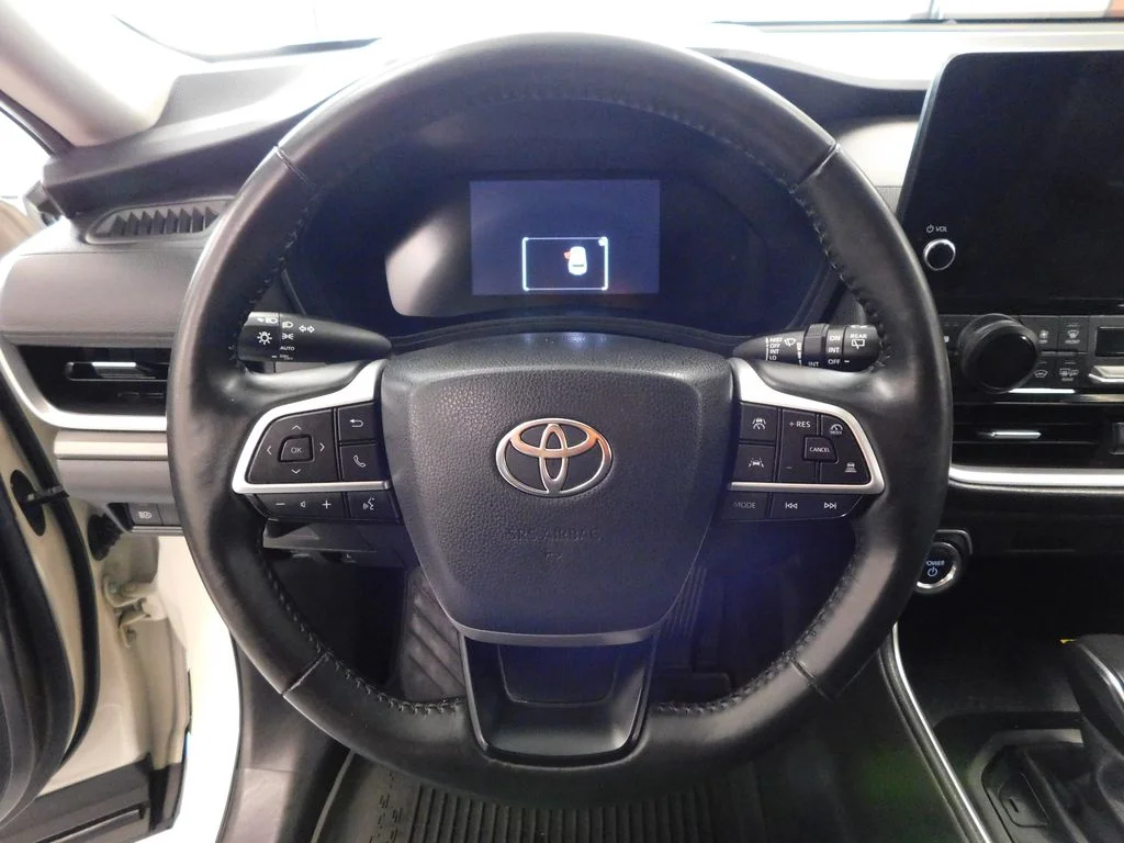Used 2024 Cream Toyota XLE image 20