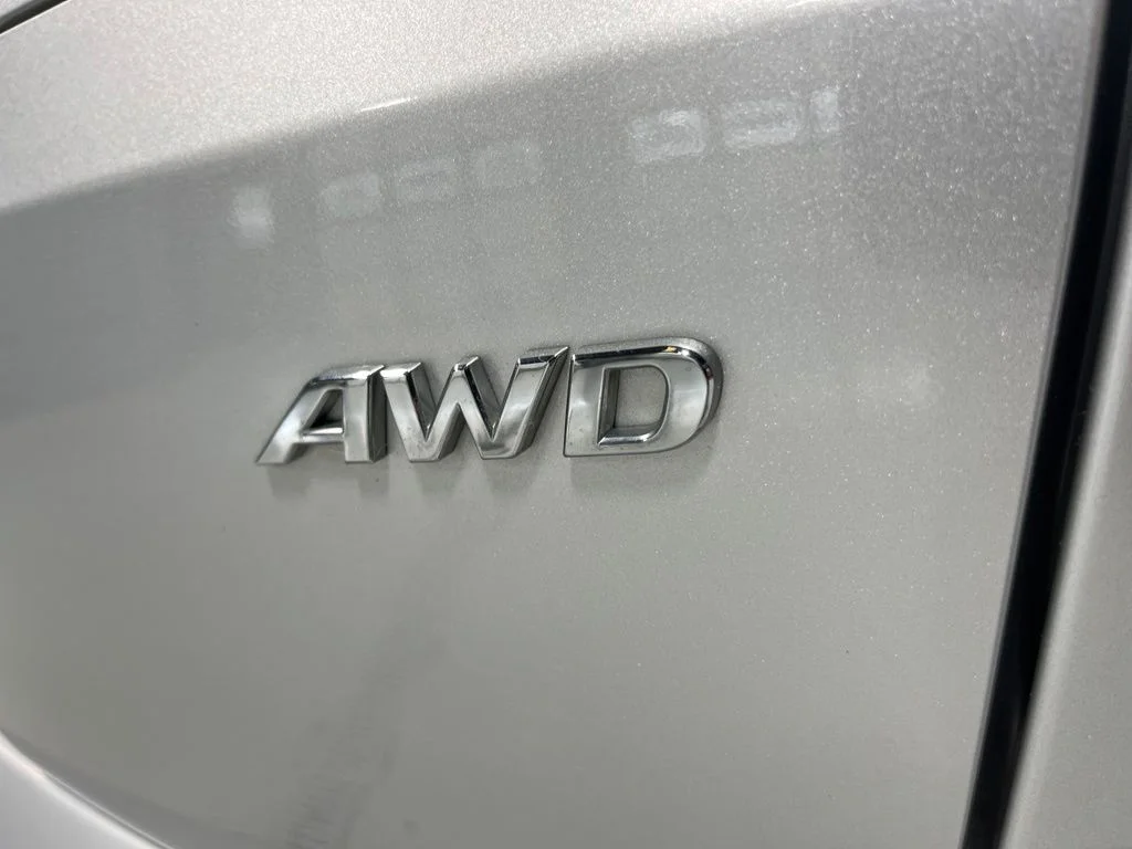 Used 2018 Molten Silver Hyundai SEL image 32